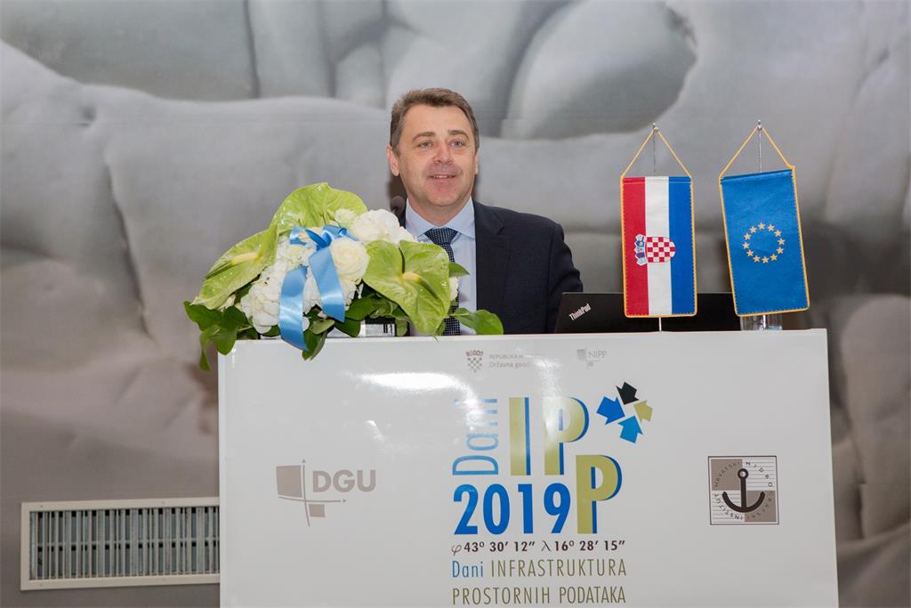 Slika prikazuje glavnog ravnatelja Državne geodetske uprave dr. sc. Damira Šanteka prilikom otvaranja konferencije Dani IPP-a 2019. i puštanja u probni rad portala GeoHrvatska.